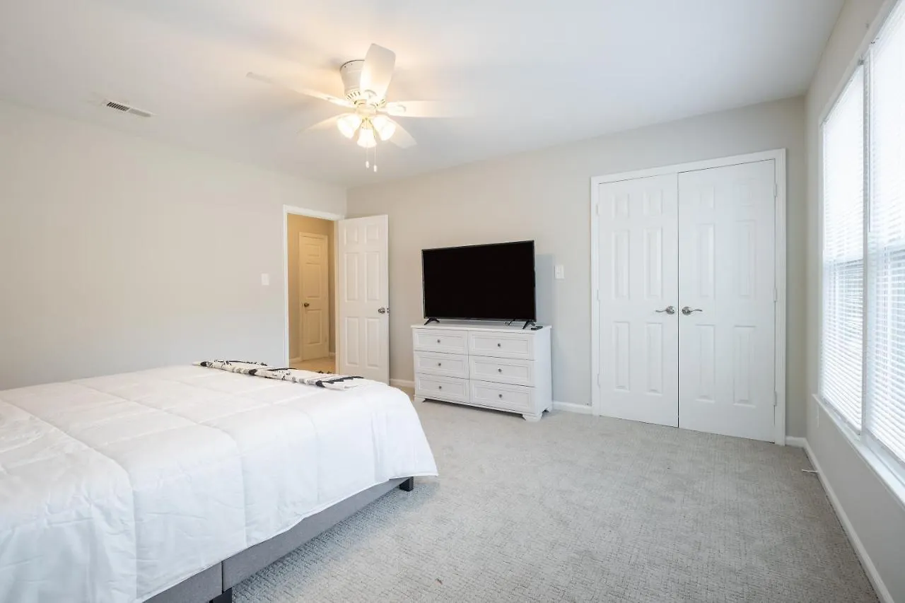 Holiday home Modern Stunning Southpark/Cotswold Home! Charlotte