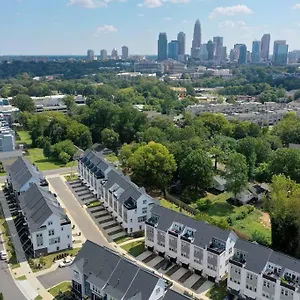4 Story Queen Retreat! New! Walk To Downtown! Charlotte